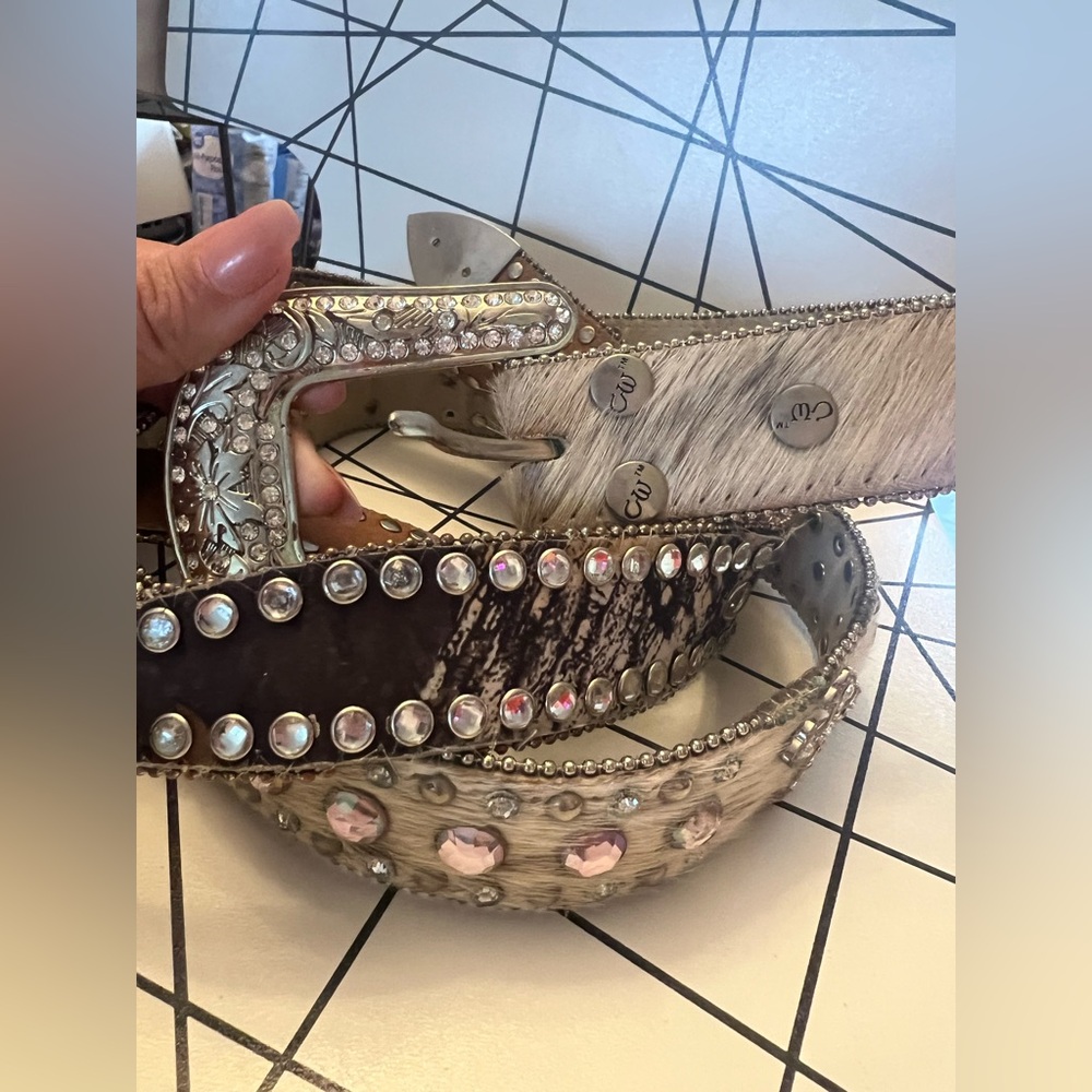 2 western cow girl leather belts. Blazin Roxx
Studded, Calf hair & rhinestones.